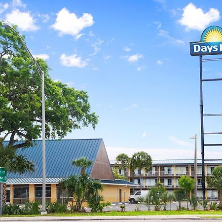 Days Inn Tampa North Of Busch Gardens Exterior photo